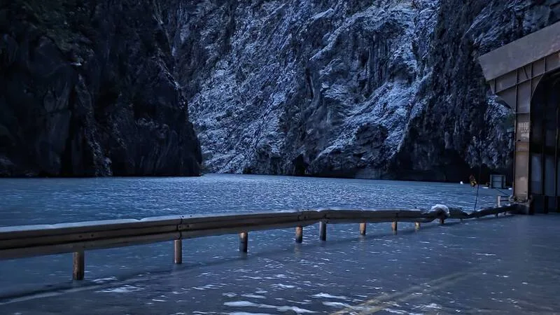 立霧溪燕子口堰塞湖經20日晚間的雨勢,林保署花蓮分署表示,水面一度距壩頂僅2公尺,目前距離壩頂2.94公尺。圖為舊台8線明隧道旁立霧溪水上漲。公路局提供