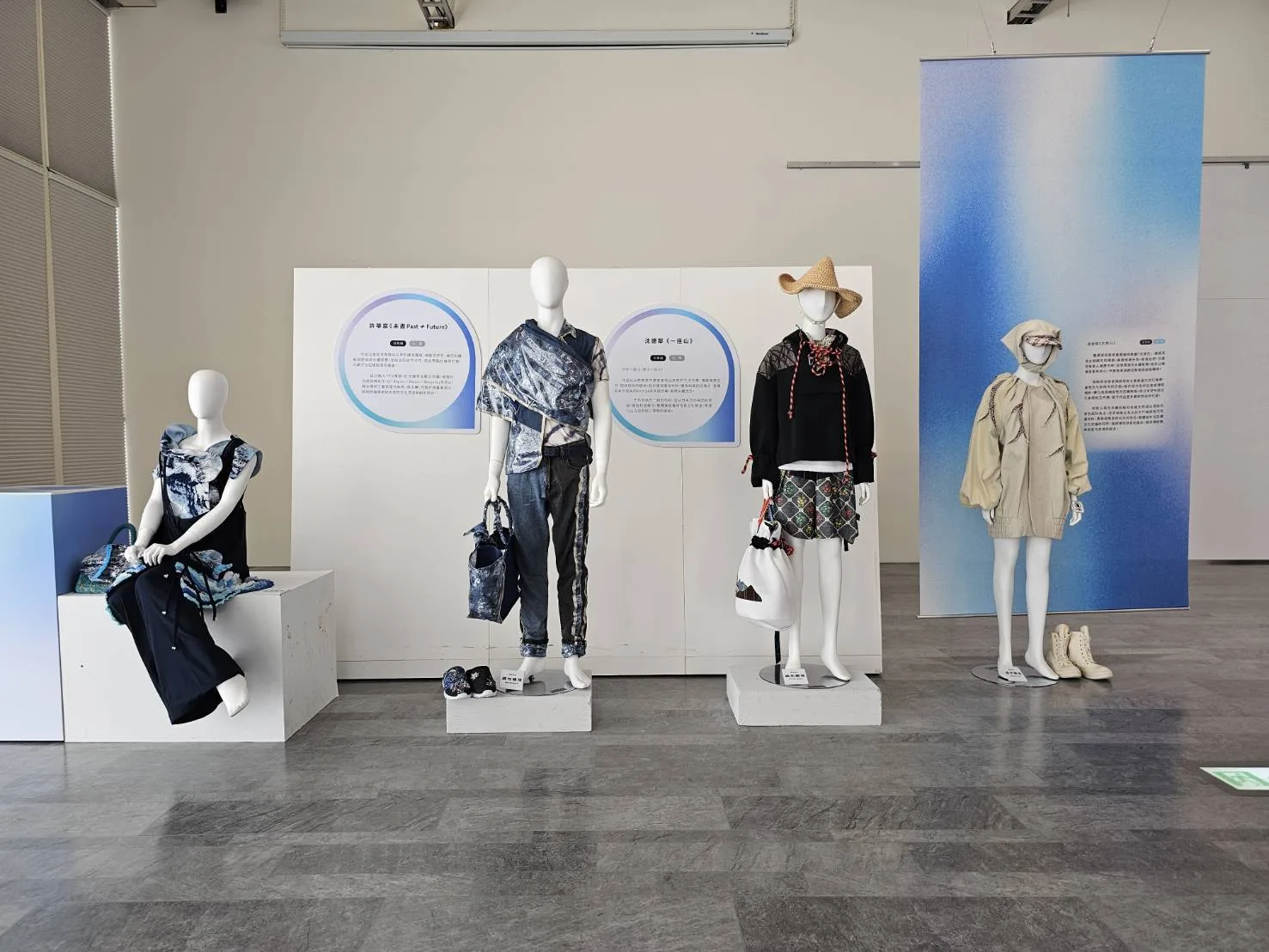 展覽延續首屆時尚獎精神「永續‧再生‧共創」，陳設「綻放‧榮華」、「青春與創新的回響」、「土地與時間的織語」三大主題展區。財團法人台北市客家文化基金會提供