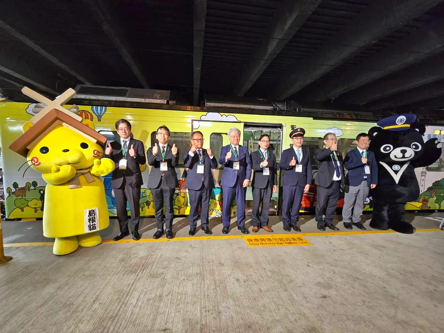 台鐵與日本一畑電車彩繪列車首航,樹林站見證台日鐵道友誼6週年。台鐵提供