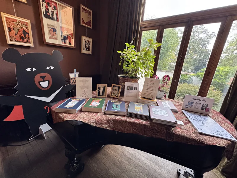 奧特里克基金會擺放多本台比合作的漫畫作品。中央社