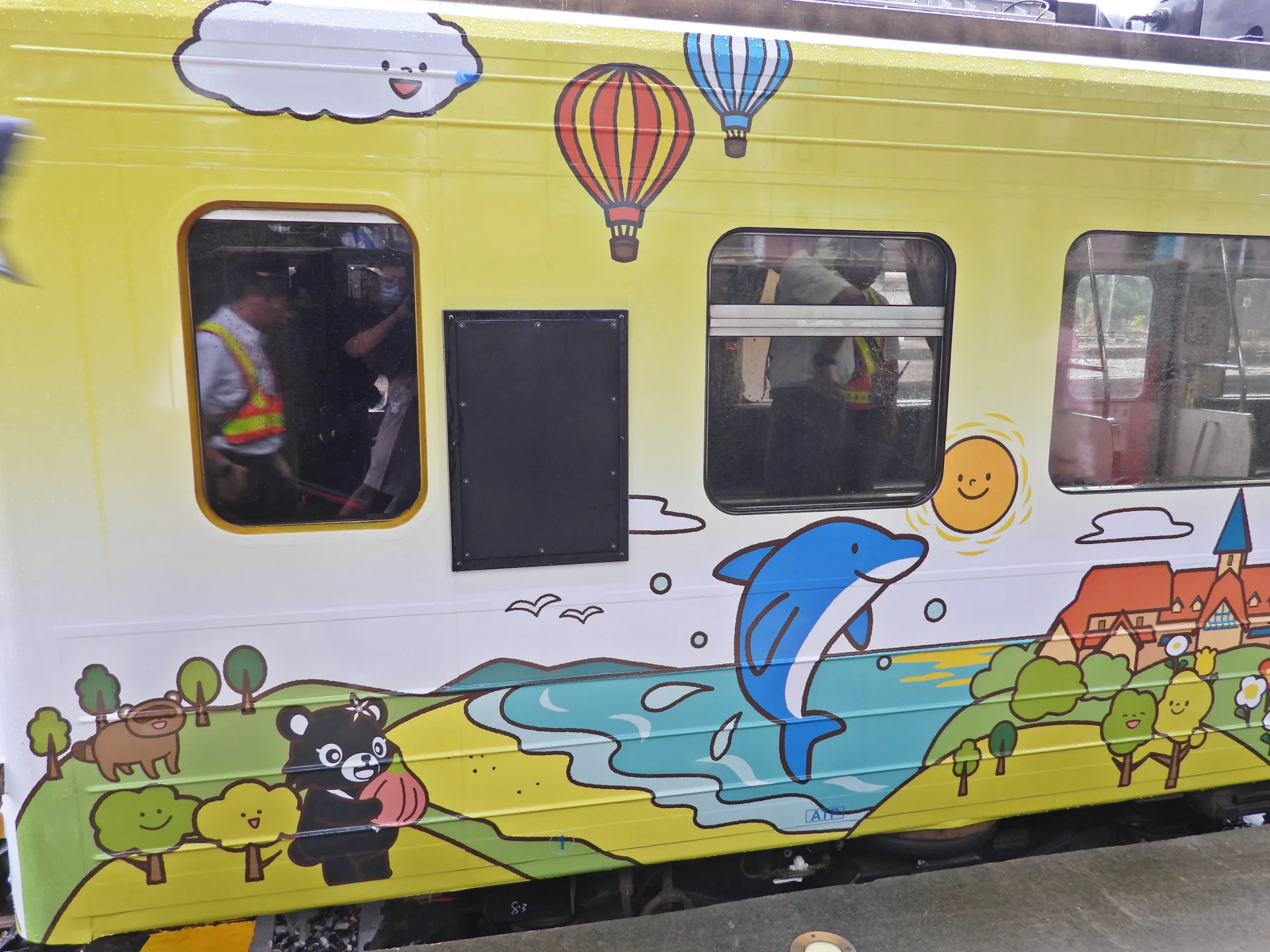 台鐵與日本一畑電車彩繪列車首航,樹林站見證台日鐵道友誼6週年。台鐵提供