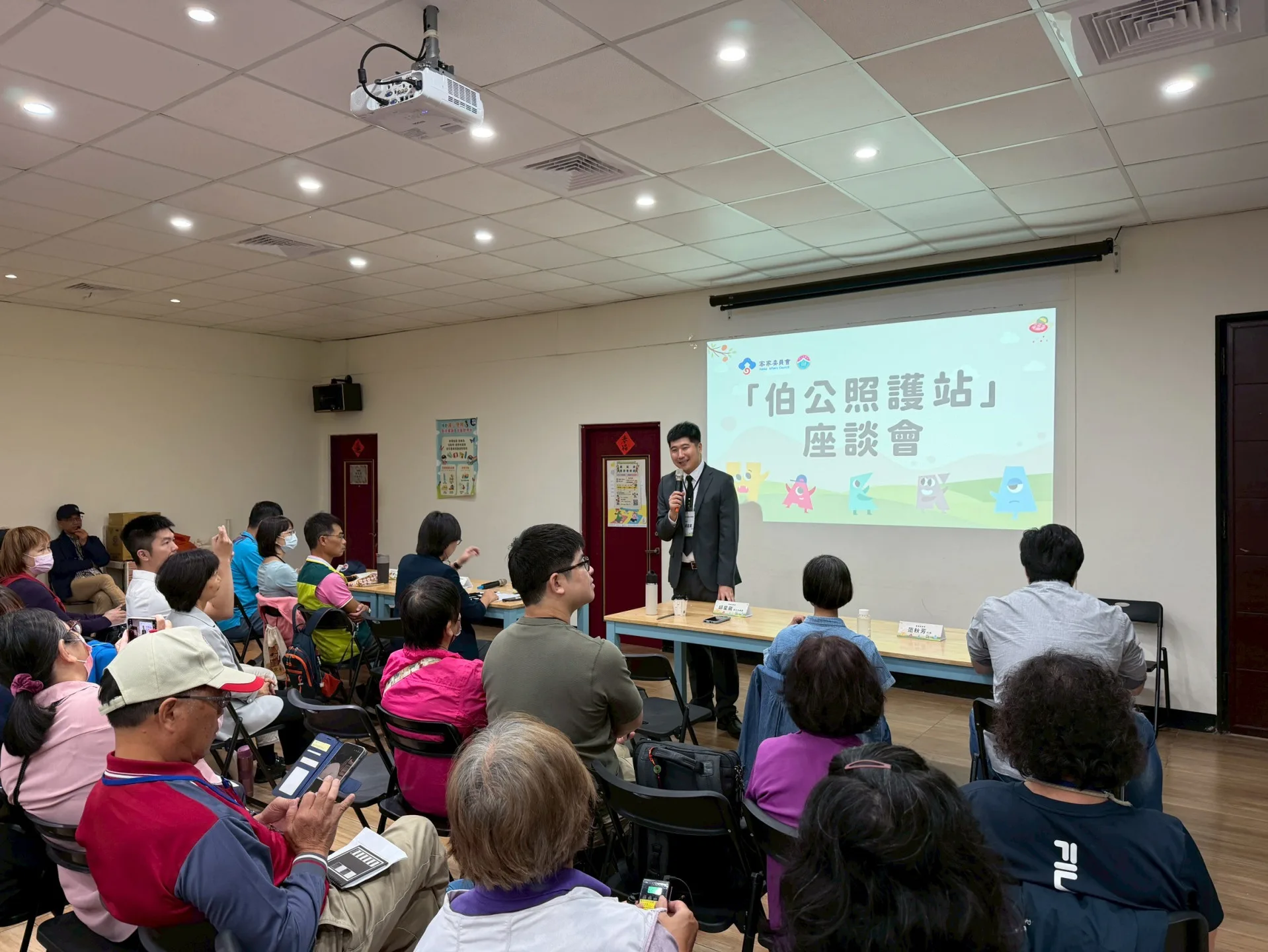 客委會邱星崴在伯公照護站座談會中致詞。客家委員會提供