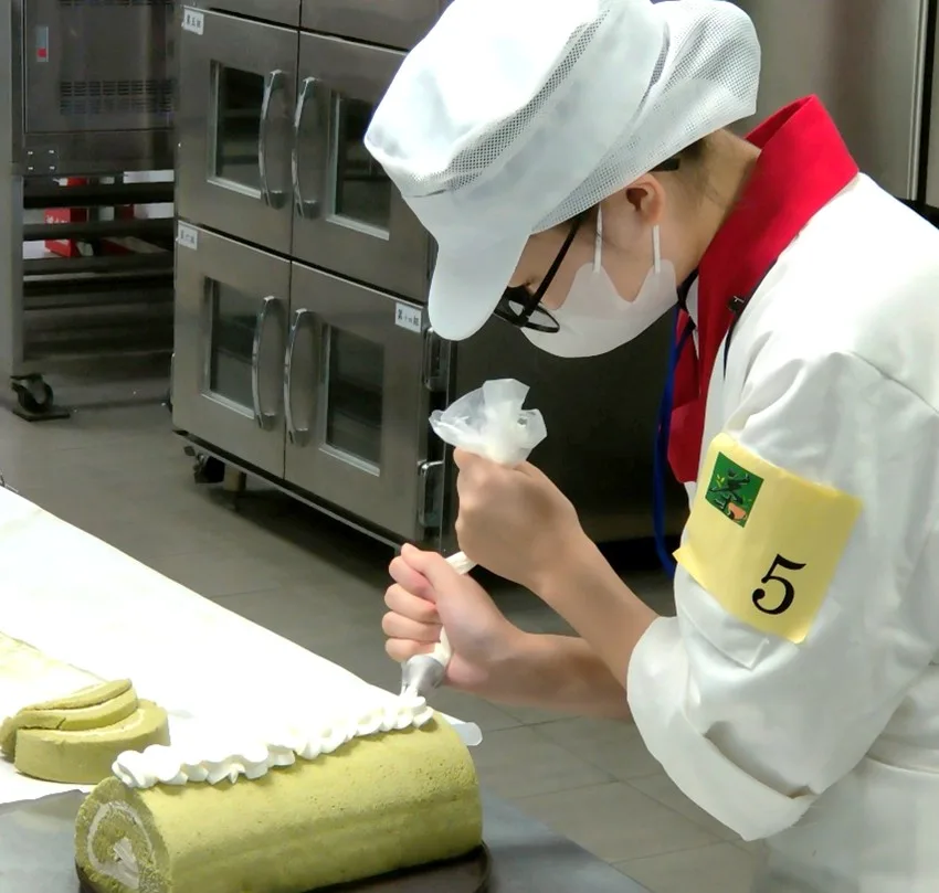 參賽者製作戚風蛋糕過程。新北客家局提供