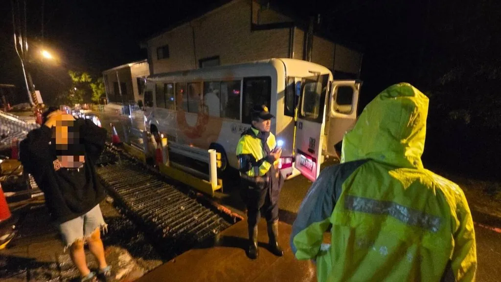 受東北季風及颱風外圍環流共伴效應影響，農村水保署20日通知新竹縣尖石鄉秀巒村土石流及大規模崩塌將達紅色警戒，新竹縣政府20日晚間進行預防性撤離。新竹縣政府提供