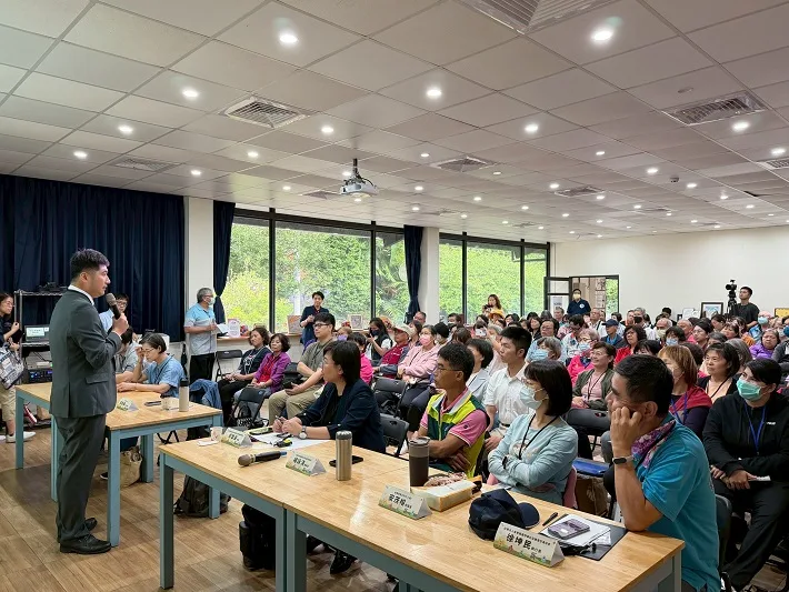 客家委員會今天在新竹縣寶山鄉新城社區發展協會舉行「伯公照護站座談會」。客家委員會提供