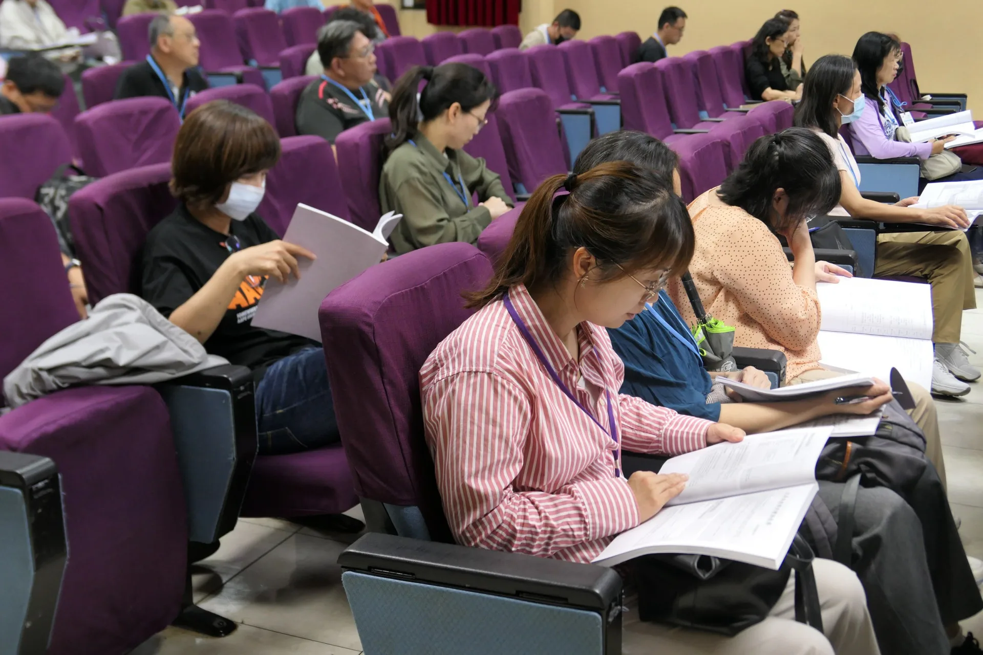 來自全台各縣市公私立高中、國中、小學教職人員正研讀資料。客委會提供