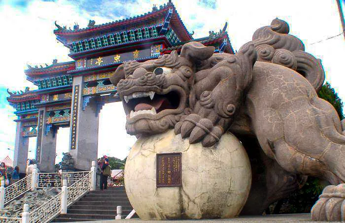 吳火獅喜歡送大石獅子給寺廟,諸如香火鼎盛的新埔義民廟。陳權欣攝