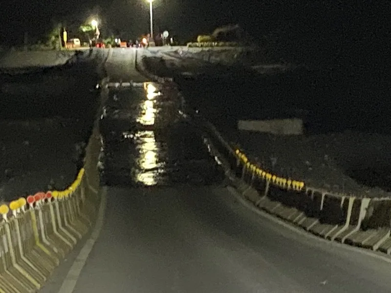 花蓮馬太鞍溪新增堰塞湖21日晚間溢流,林業及自然保育署花蓮分署表示,在晚間9時9分測到第一波溢流訊號,洪峰約在9時49分經過馬太鞍溪涵管便道。民眾提供