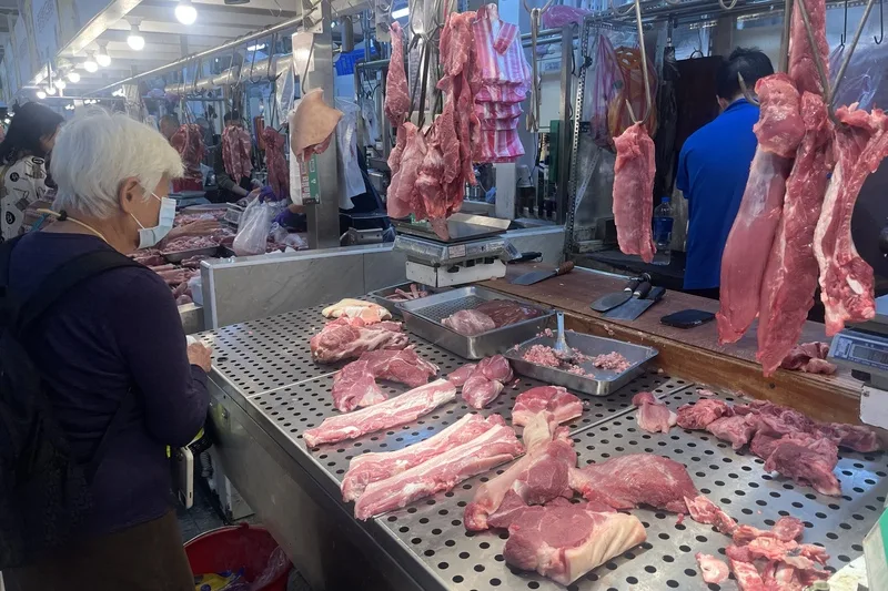 台灣出現首例疑似非洲豬瘟案例。自22日12時起全國豬隻禁運禁宰(5天,視後續狀況延長)、22日起全面禁止使用廚餘養豬、進行全國各肉品市場全面落實場內與運輸車清消作業。圖為民眾22日前往北投中繼市場購買豬肉。中央社