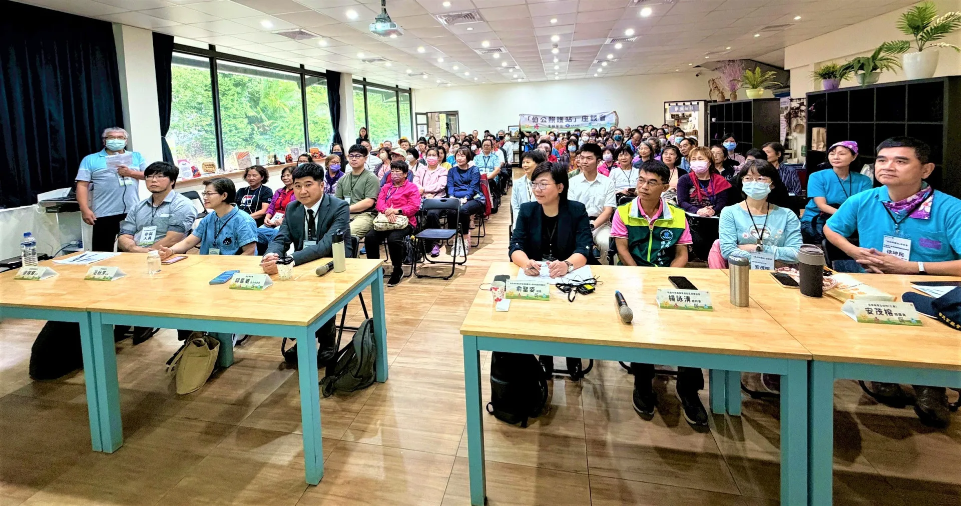 客家委員會今天在新竹縣寶山鄉新城社區發展協會舉行「伯公照護站座談會」。客家委員會提供