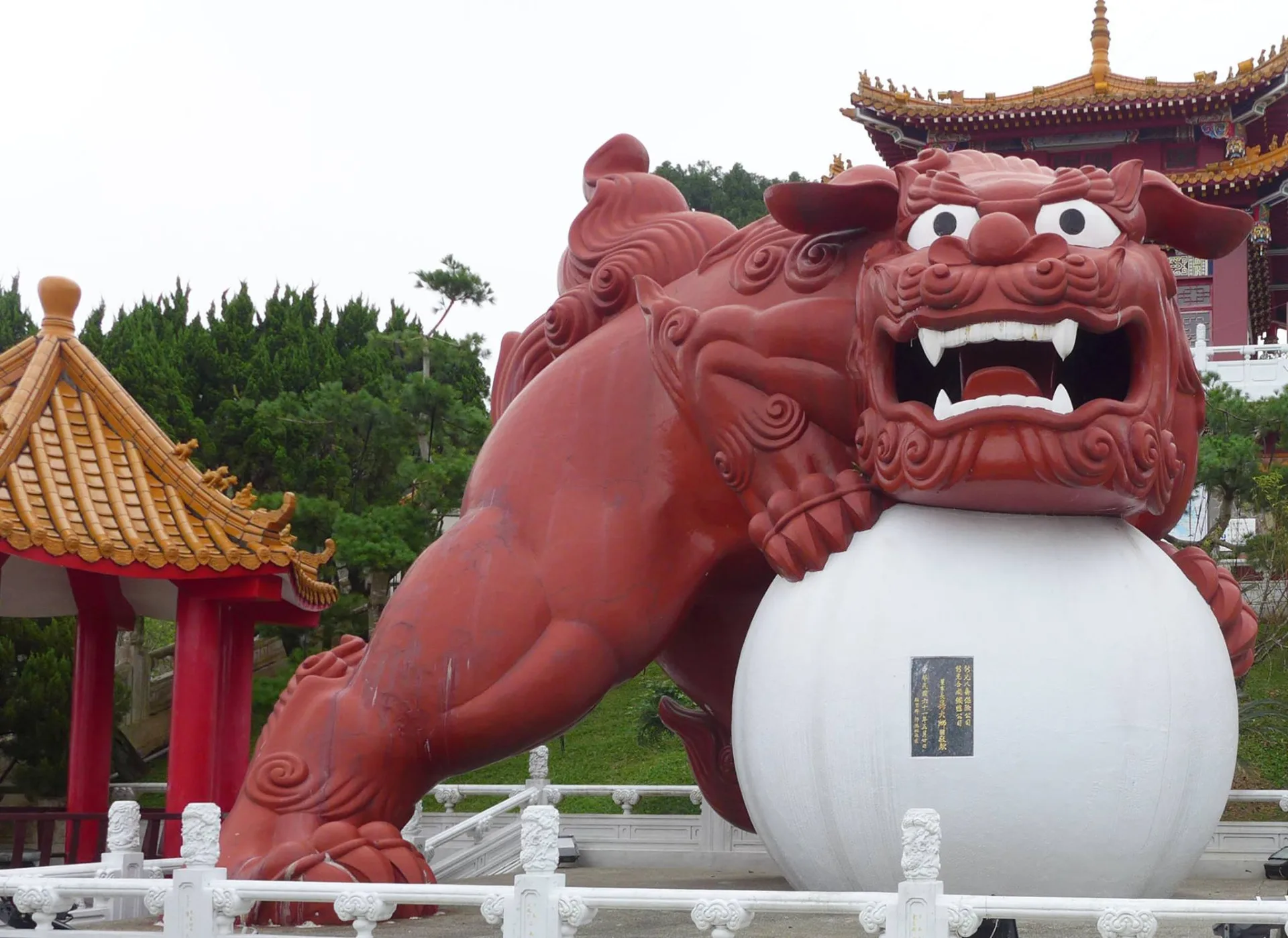 吳火獅所贈送南投日月潭文武廟石獅。陳權欣攝