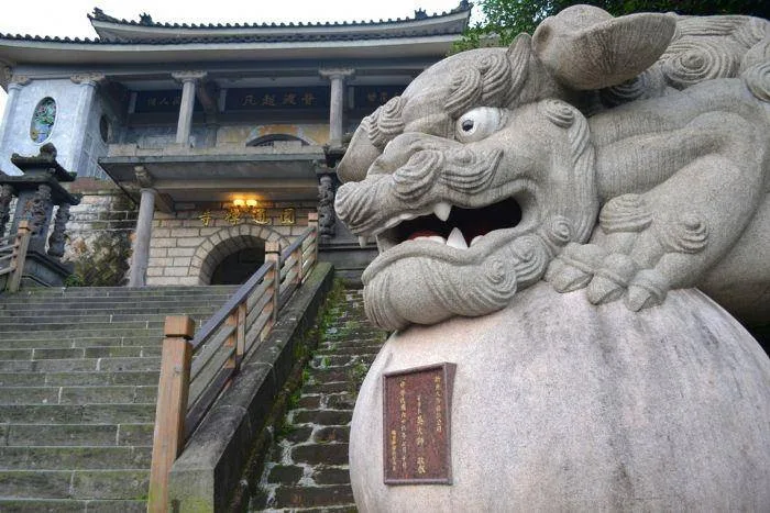 吳火獅贈送新北市圓通寺的石獅。陳權欣攝