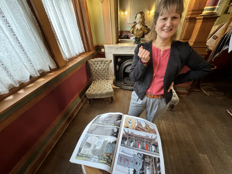 透過漫畫,比利時漫畫雜誌編輯羅蘭對台北美食、筊杯儀式印象深刻。中央社