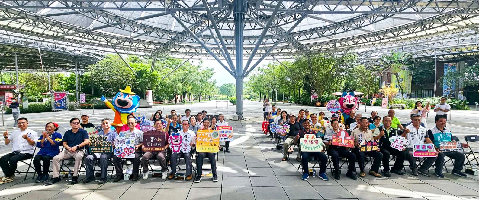 六堆秋收祭開幕記者會參與貴賓合影。客發中心提供
