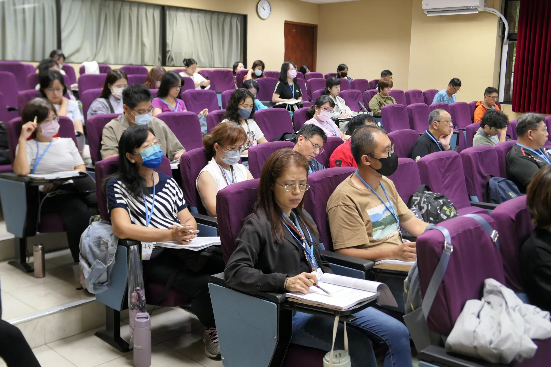 來自全台各縣市公私立高中、國中、小學教職人員正研讀資料。客委會提供