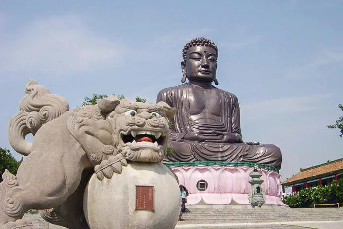 吳火獅喜歡送大石獅子給寺廟,彰化八卦山大佛前亦見石獅身影。陳權欣攝
