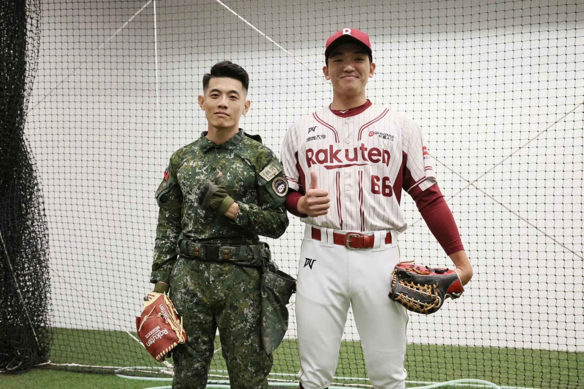 中華職棒總冠軍賽（台灣大賽）第3戰賽前邀請在光復救災時贈與女童帽子的暖心士官長陳保宏（左）來開球。翻攝樂天桃猿臉書