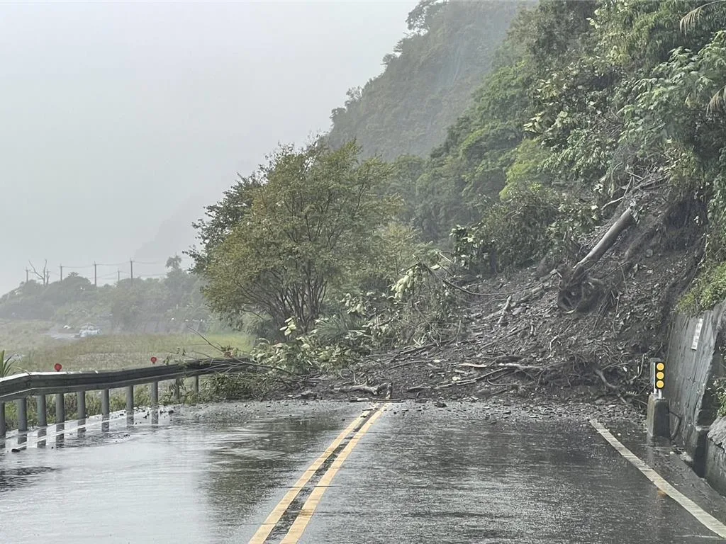 台7線大同鄉邊坡崩塌，土石掩路，交通癱瘓。警方提供