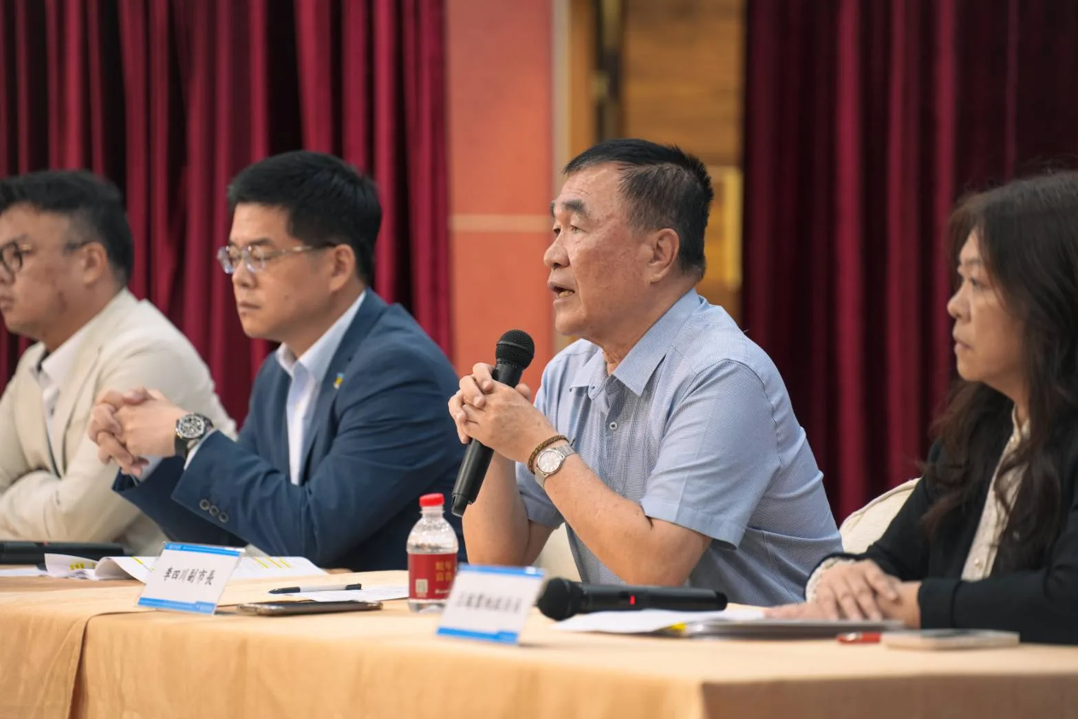 台北市副市長李四川(右二)日前召開記者會,說明輝達落腳台北的進度。台北市政府提供