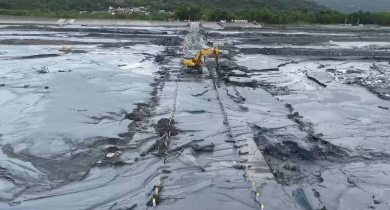 馬太鞍溪上游新堰塞湖溢流,水位抬升漫淹下游台9線臨時便道,公路局搶修團隊22日進場,確認2公尺涵管完好,趕工清理路面積土及漂流木,目標中午清理完成。公路局提供