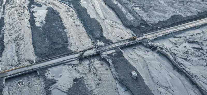 馬太鞍溪上游新堰塞湖溢流,水位抬升漫淹下游台9線臨時便道,公路局22日上午確認涵管無受損,已派遣怪手等重機具進場清理路面積土及漂流木。公路局提供