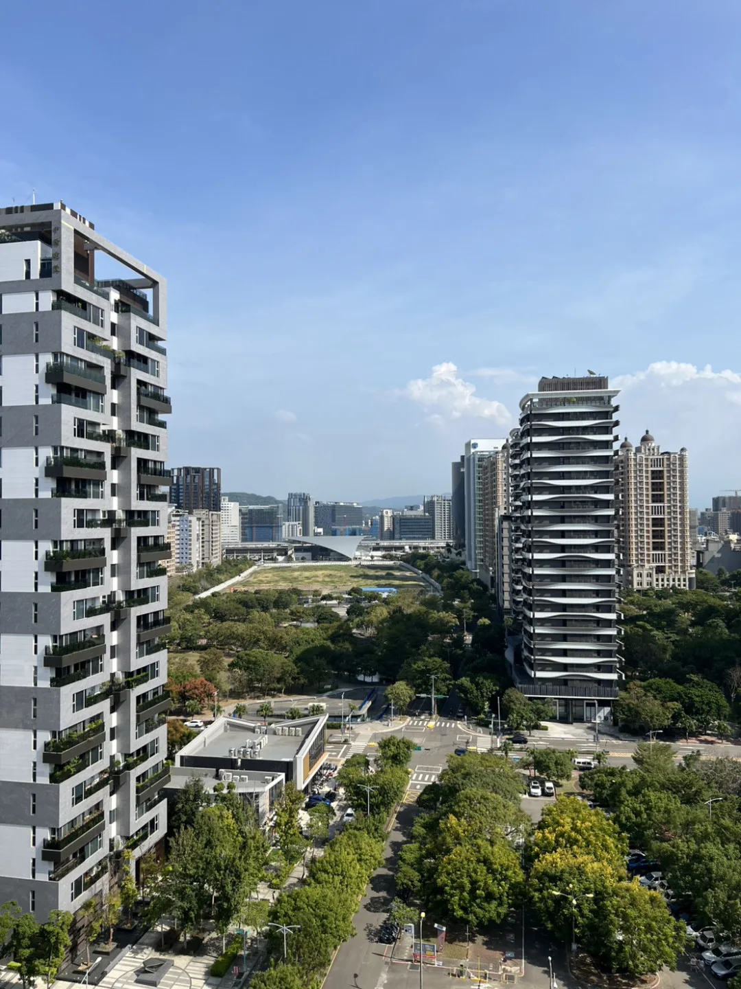 原本是客家庄的新竹高鐵特定區，高鐵通車不到20年，高樓林立，外來人口進住，這主要還是因為附近的工業區與科學園區設立有關。圖為新竹高鐵特定區的高樓。楊國鑫攝