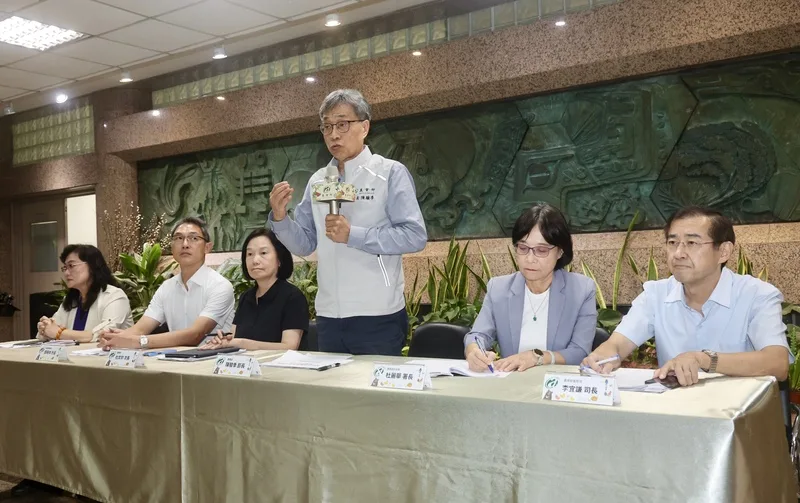 農業部22日上午舉行記者會，農業部長陳駿季（右3）表示，從台中一處養豬場死亡豬隻驗到非洲豬瘟陽性反應，後續將進行相關防疫工作。中央社