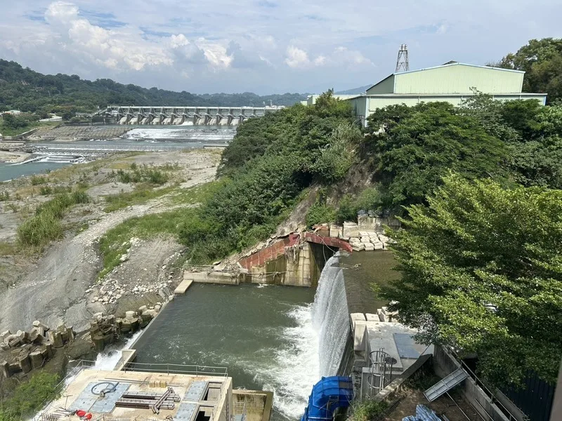 台中市水利局局長范世億指出,石岡壩展覽館、水資源回收中心與小水力電廠,共同形成「環教黃金三角」,可進一步培養民眾對綠能的支持。中央社