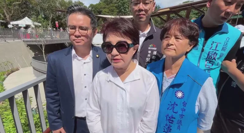 台中出現首例疑似非洲豬瘟案例，台中市長盧秀燕（前中）22日接受媒體聯訪時表示，會與中央攜手合作，避免事件再擴大。中央社