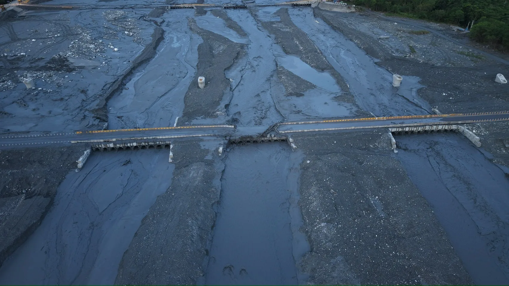 馬太鞍溪橋臨時便道22日晨間現況。前進指揮所提供