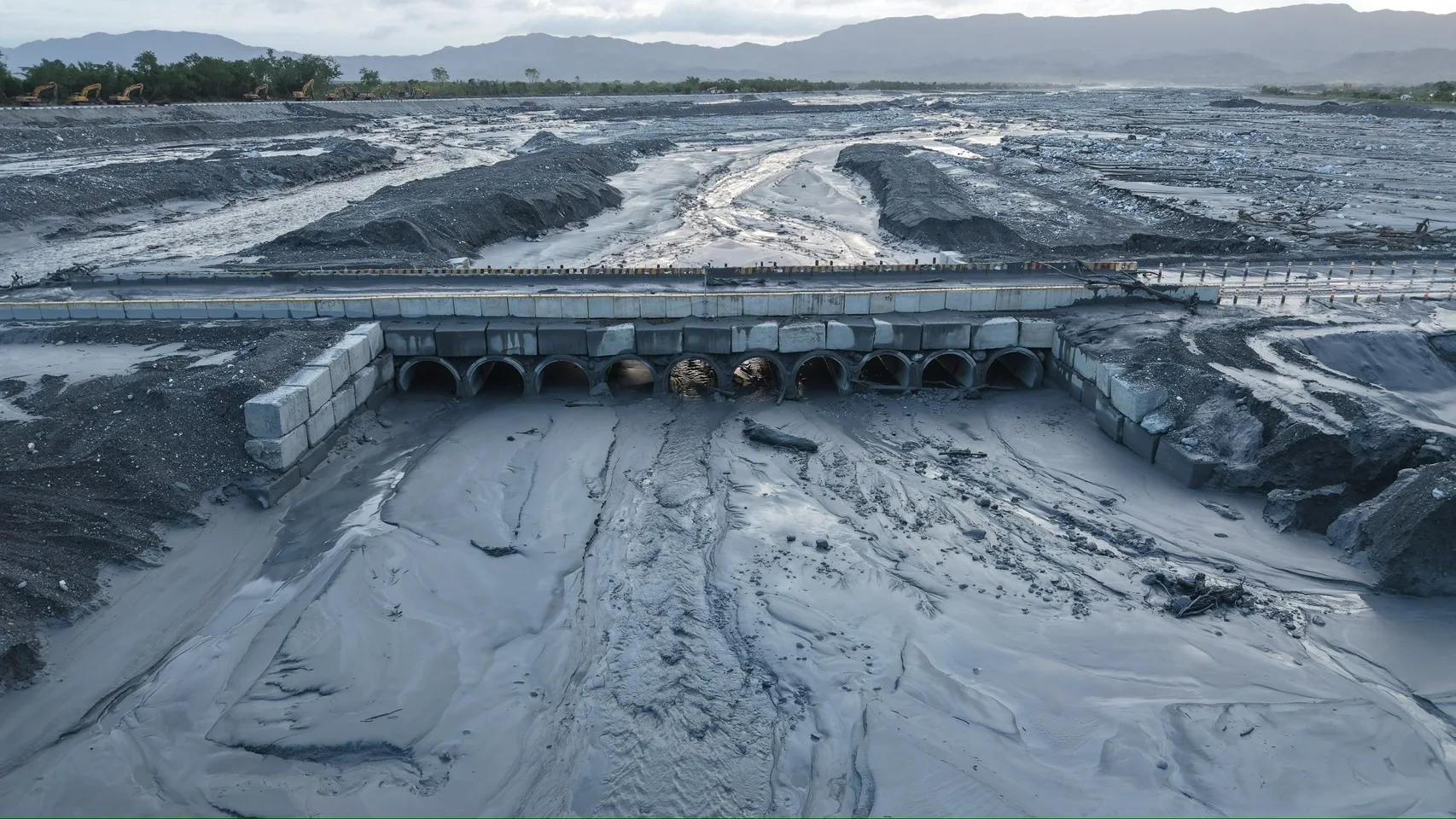 馬太鞍溪橋臨時便道22日晨間現況。前進指揮所提供