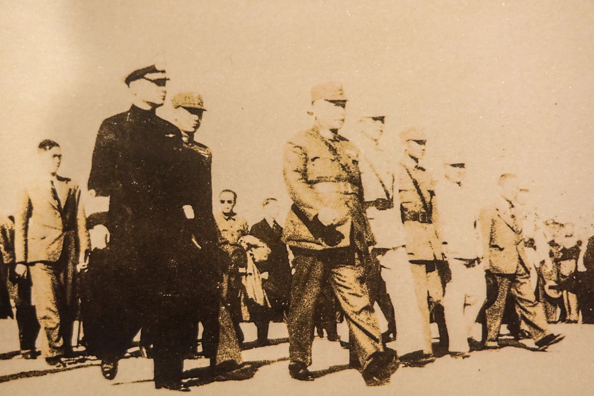 1945年來台「接收」的軍政要員,跟日本人一樣仍視台灣人為二等國民,台灣行政長官公署廳處長都是外省籍,且貪汙嚴重,物價飛漲,致民怨沸騰,被稱「劫收」,不久即爆發「二二八事件」。何來美翻攝自二二八國家紀念館