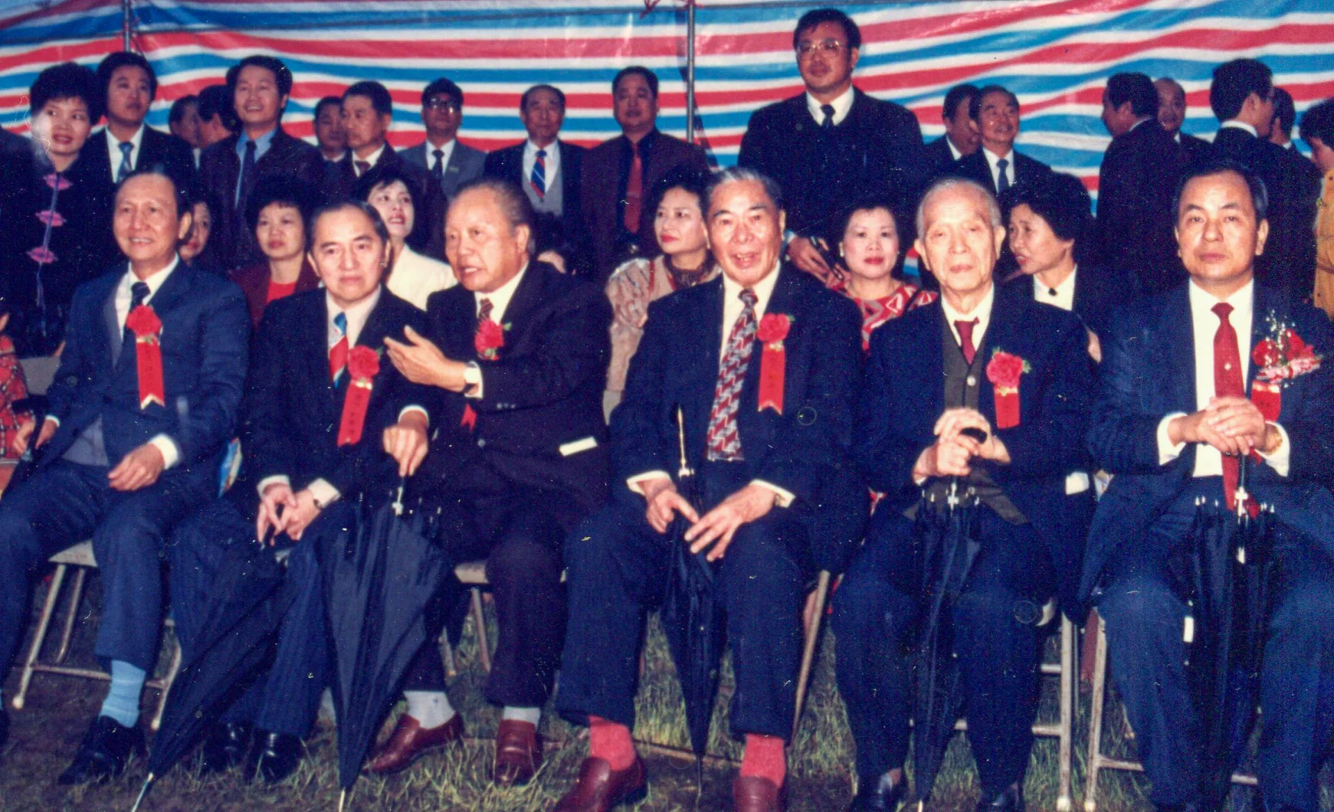 1986年新竹縣治動工,前10屆縣長皆出席,分是第一、二屆朱盛淇(右二)、第三屆鄒滌之(右三)、第四、五屆彭瑞鷺(左三)、第六屆劉榭燻(左二)、第七、八屆林保仁(左一)、第九、十屆陳進興(右一)。其中鄒滌之是「半山」。陳進興提供