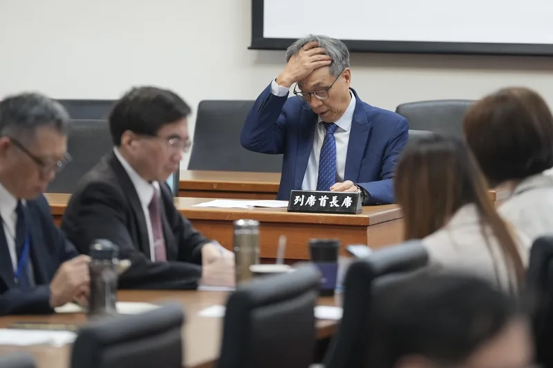 農業部長陳駿季(後)23日列席立法院經濟委員會,就「非洲豬瘟防檢疫後續防疫精進作為」進行報告並備質詢。中央社