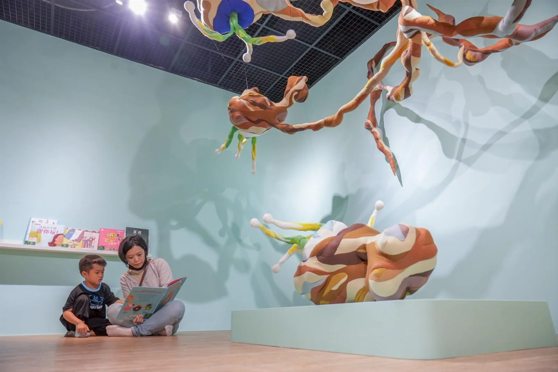 高雄兒美館新展「生活藏寶圖」展出曾麗娟〈花．生．子〉。高雄兒美館提供