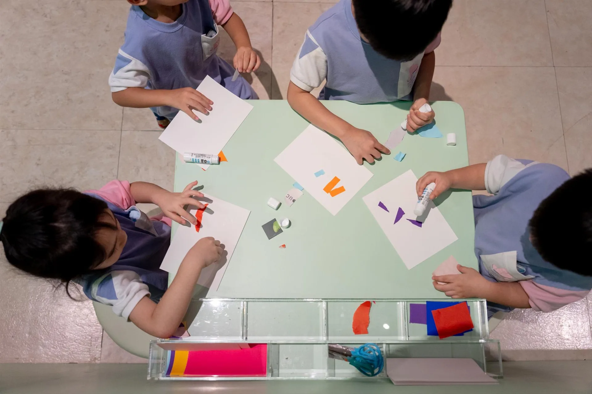 展覽中規劃了互動創作專區，邀請大小朋友共創體驗。高雄兒美館提供