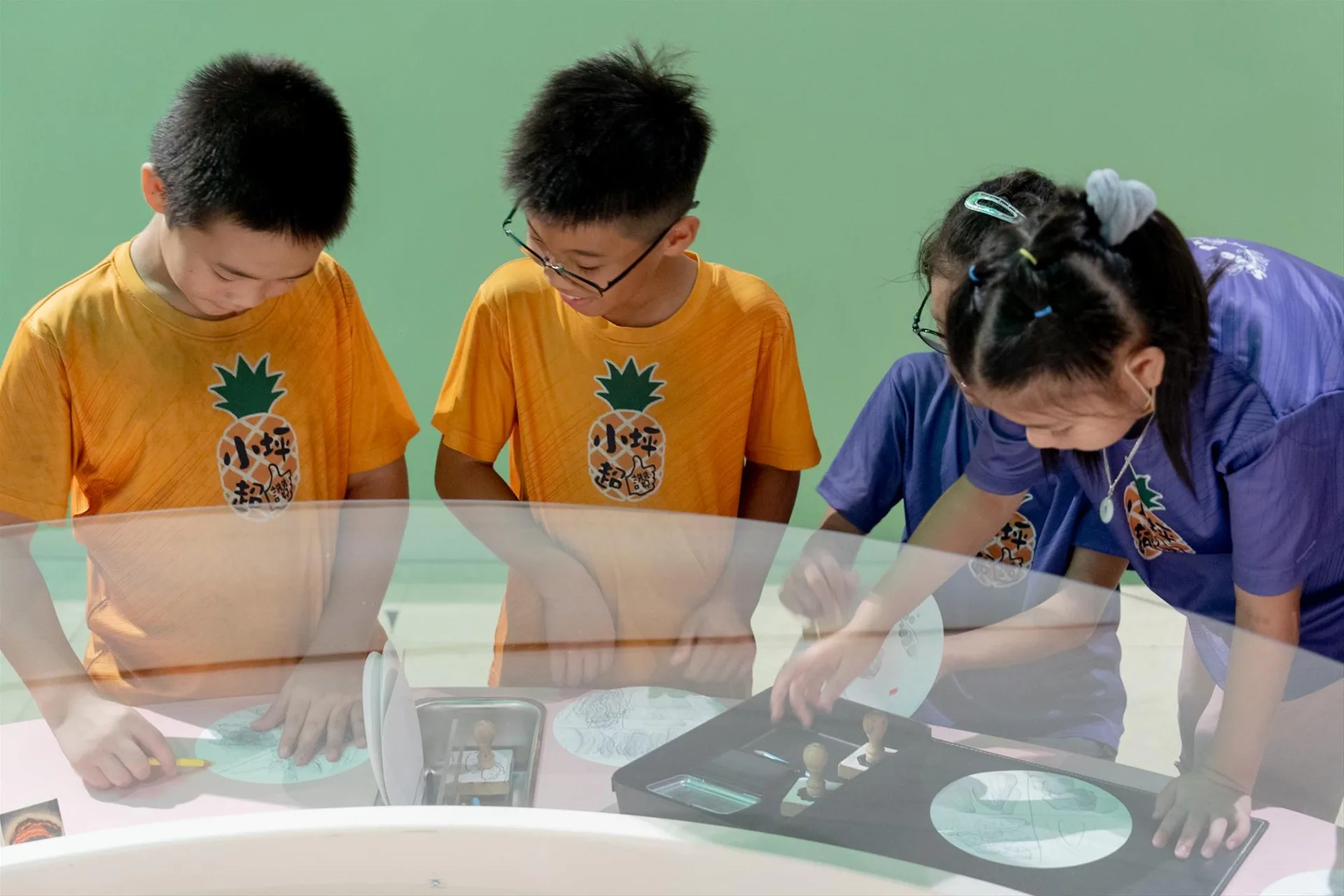 展覽中規劃了互動創作專區，邀請大小朋友共創體驗。高雄兒美館提供