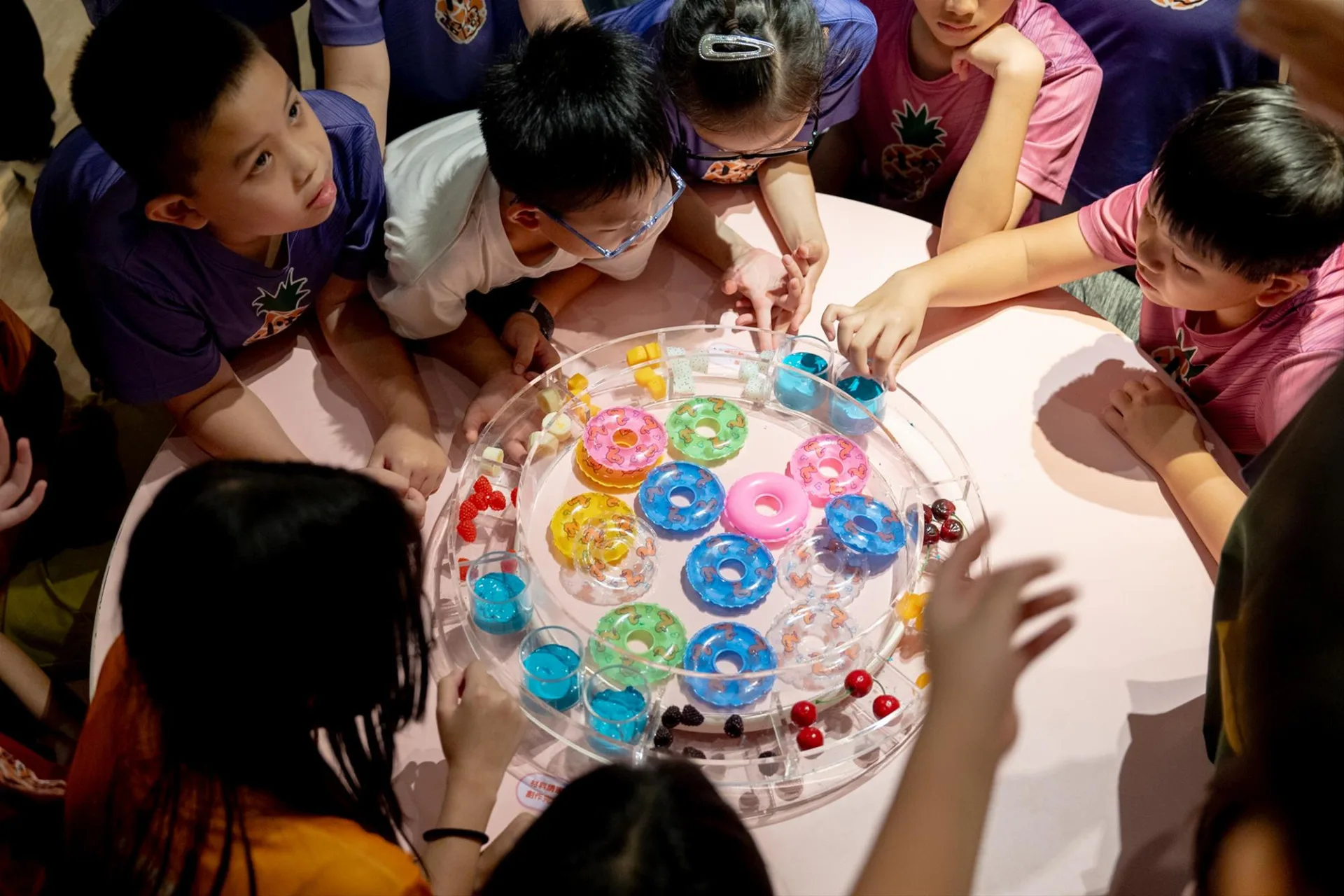 展覽中規劃了互動創作專區，邀請大小朋友共創體驗。高雄兒美館提供