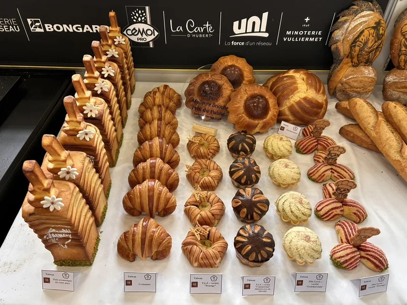 台灣選手張世彬和助手林奕翔,在教練王鵬傑帶領下參加第10屆世界麵包大賽(Mondial du pain),獲得總成績第5名。王鵬傑提供