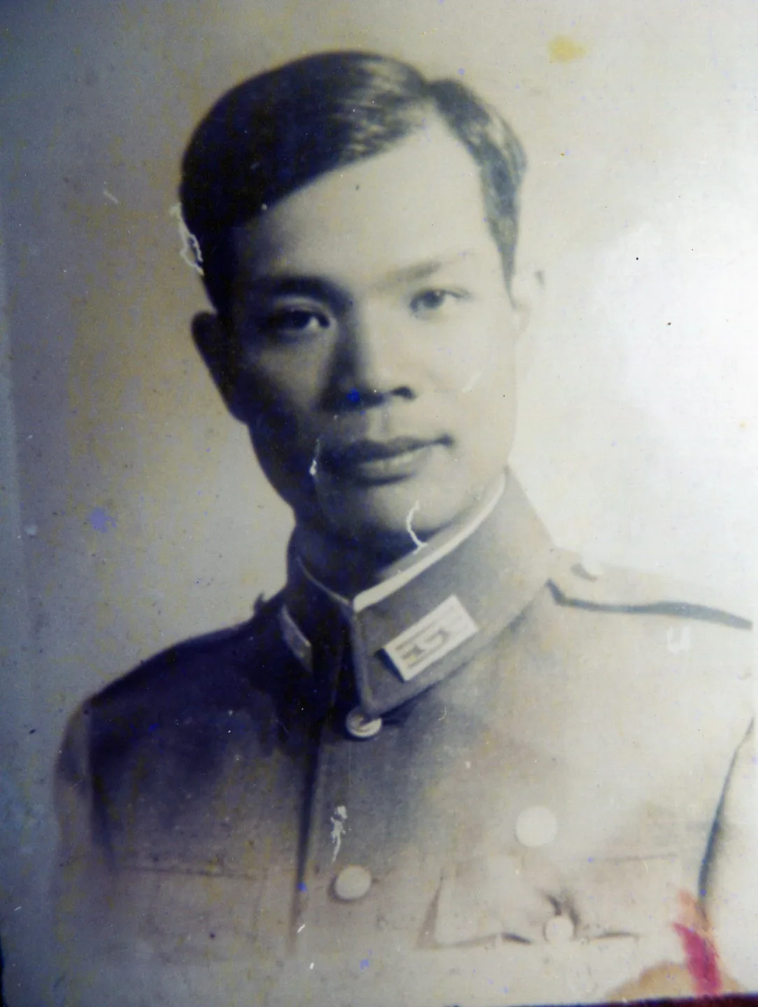 劉定國本名劉玉雲,留日時受丘念台影響到南京念中央軍校,參加抗戰,改為劉定國,成為「半山」,光復回台擔任新竹縣防衛司令,經歷二二八事件,他當選過3次苗栗縣長 ,但第一次被判當選無效。何來美翻攝