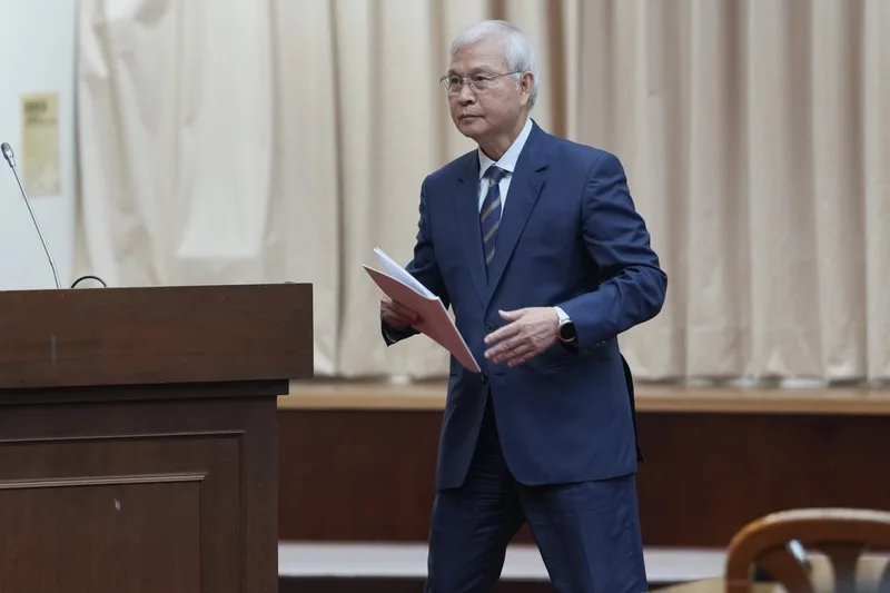 中央銀行總裁楊金龍23日赴立法院財委會進行業務報告。中央社