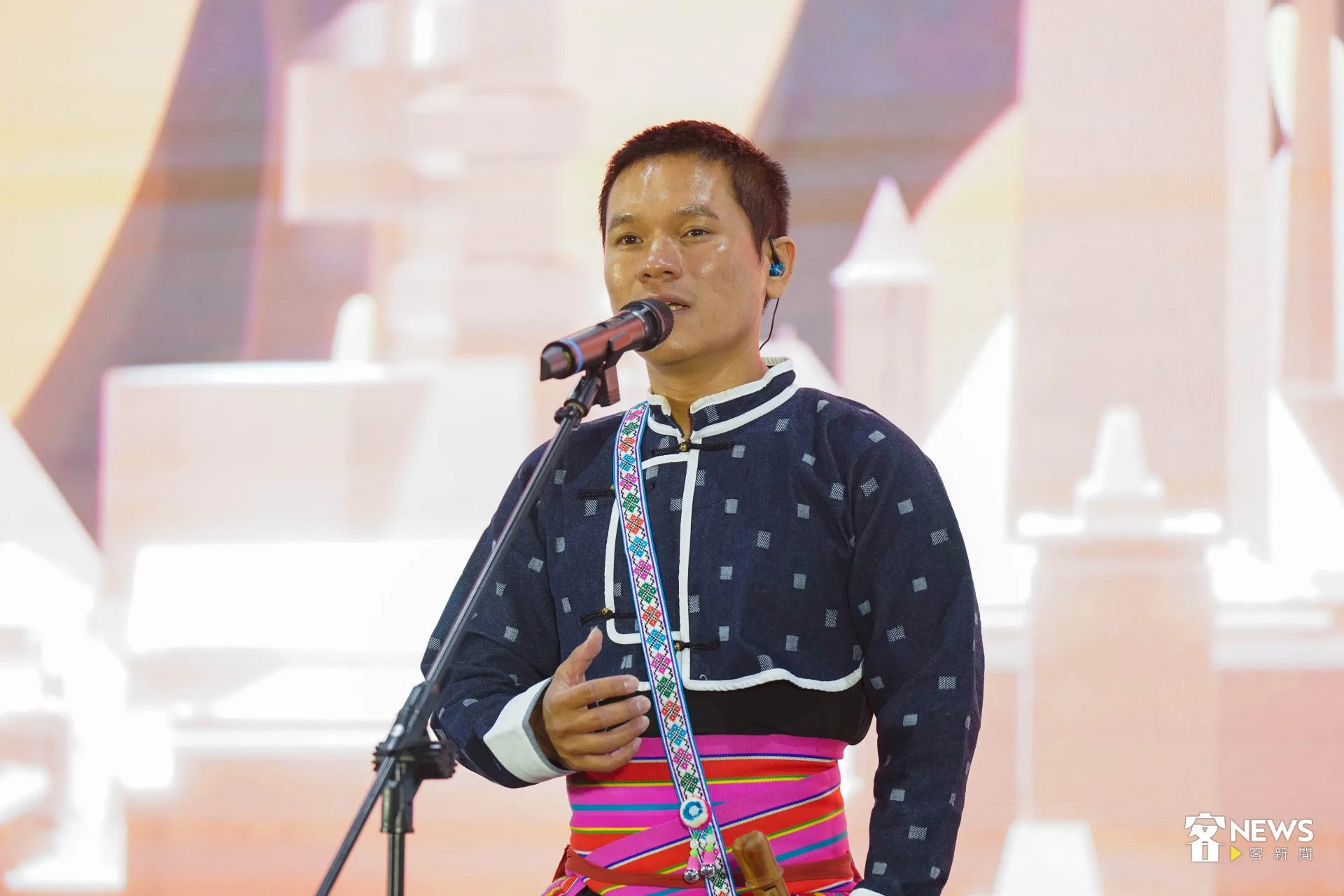 2025台北藝博開幕記者會邀請金曲歌手舒米恩現場演唱。范修語攝