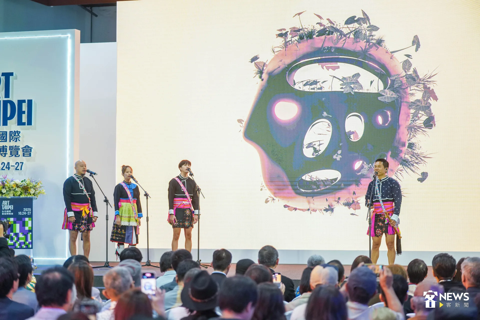 2025台北藝博開幕記者會邀請金曲歌手舒米恩現場演唱。范修語攝