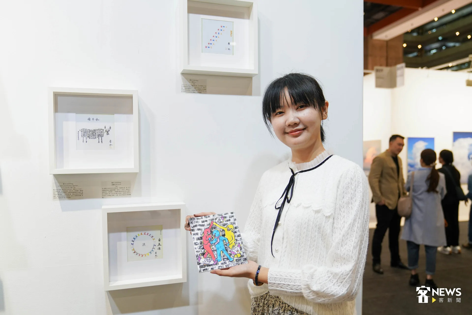 台師大美術系大四生馬娸榛現場即興創作,與詹冰作品對話。范修語攝