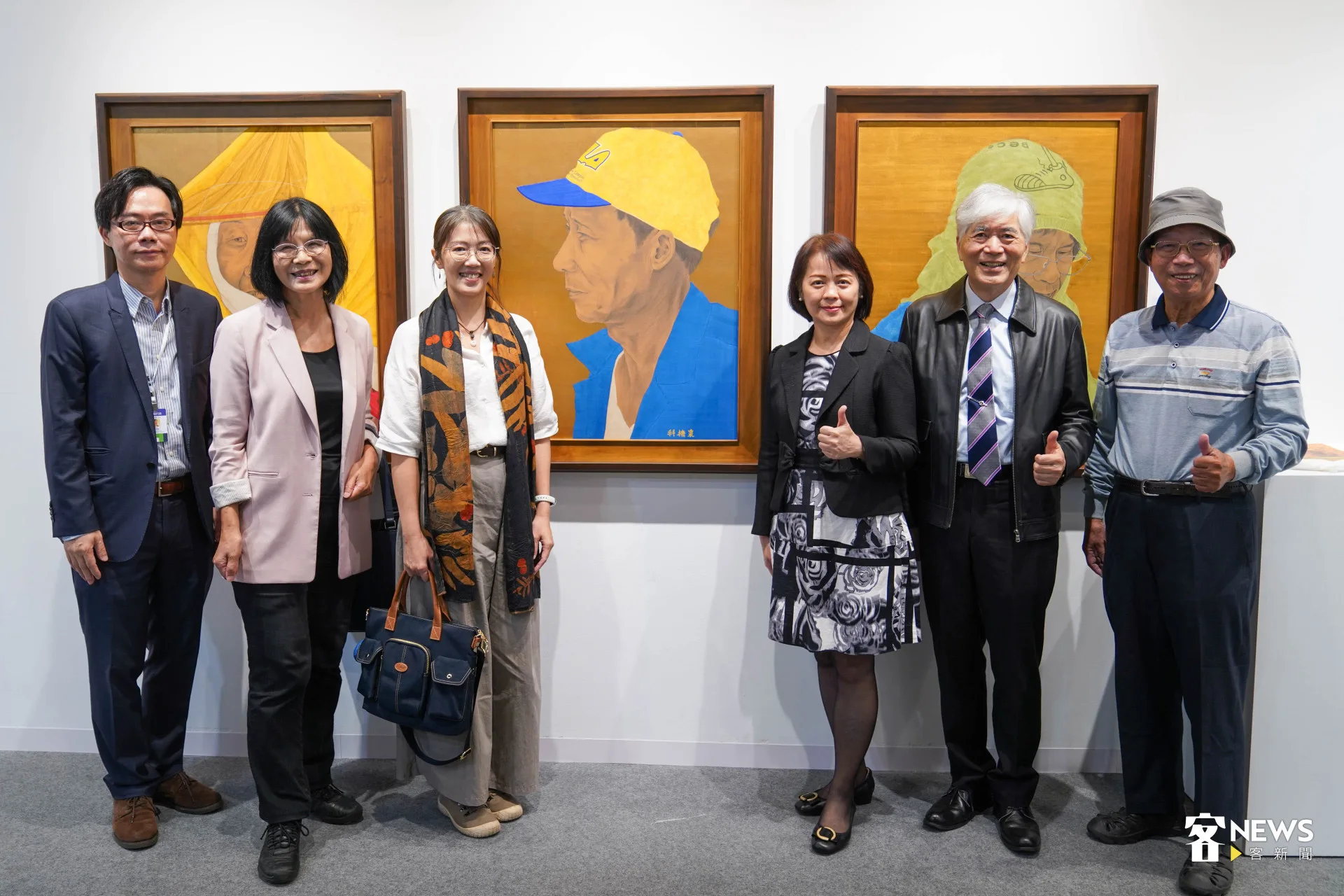 2025台北藝博首度策畫客家展區「話客・畫客─客家文學美術的當代湊陣」。右三為客委會主祕廖育珮,右一為詹冰長子詹前衛。范修語攝