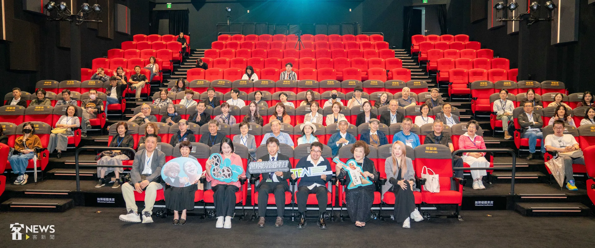 國影中心舉辦「世界影音遺產日年度修復成果發表暨感謝儀式」現場貴賓合影。李台源攝