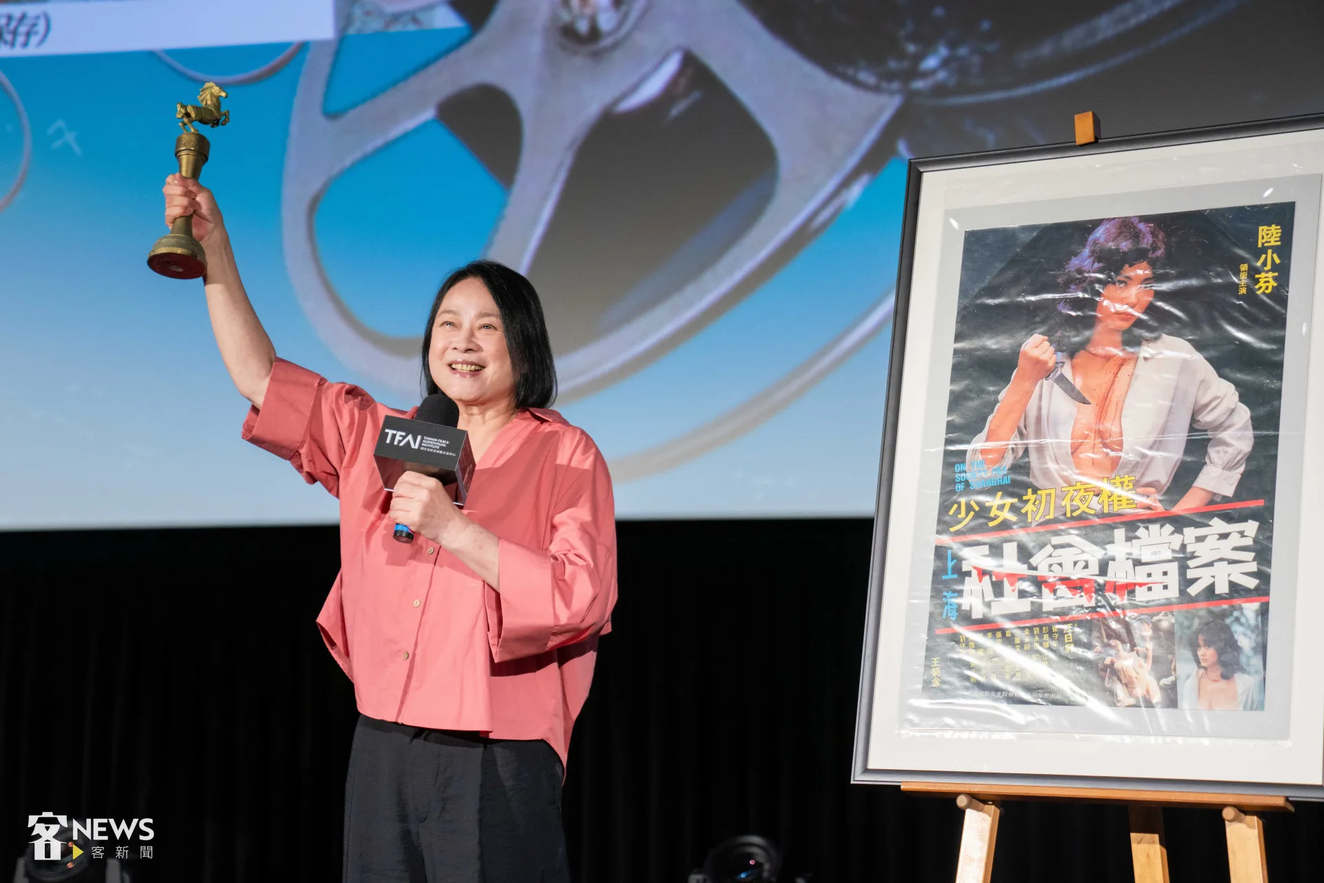 陸小芬高舉影后獎盃,氣勢不減當年。李台源攝