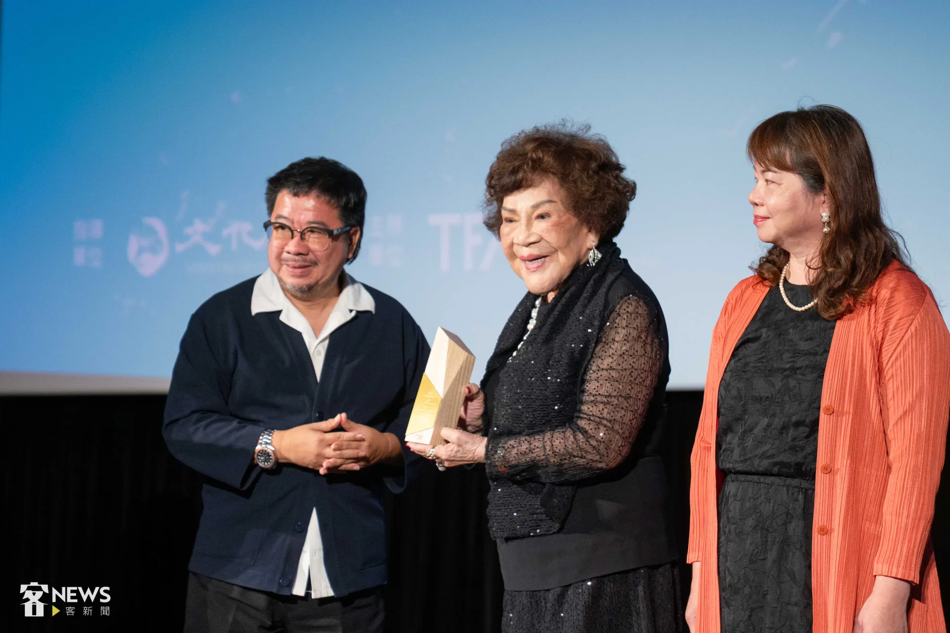 資深藝人「阿姑」周遊(中)宣贈大量影視聽文物獲國影中心致贈感謝獎座。李台源攝