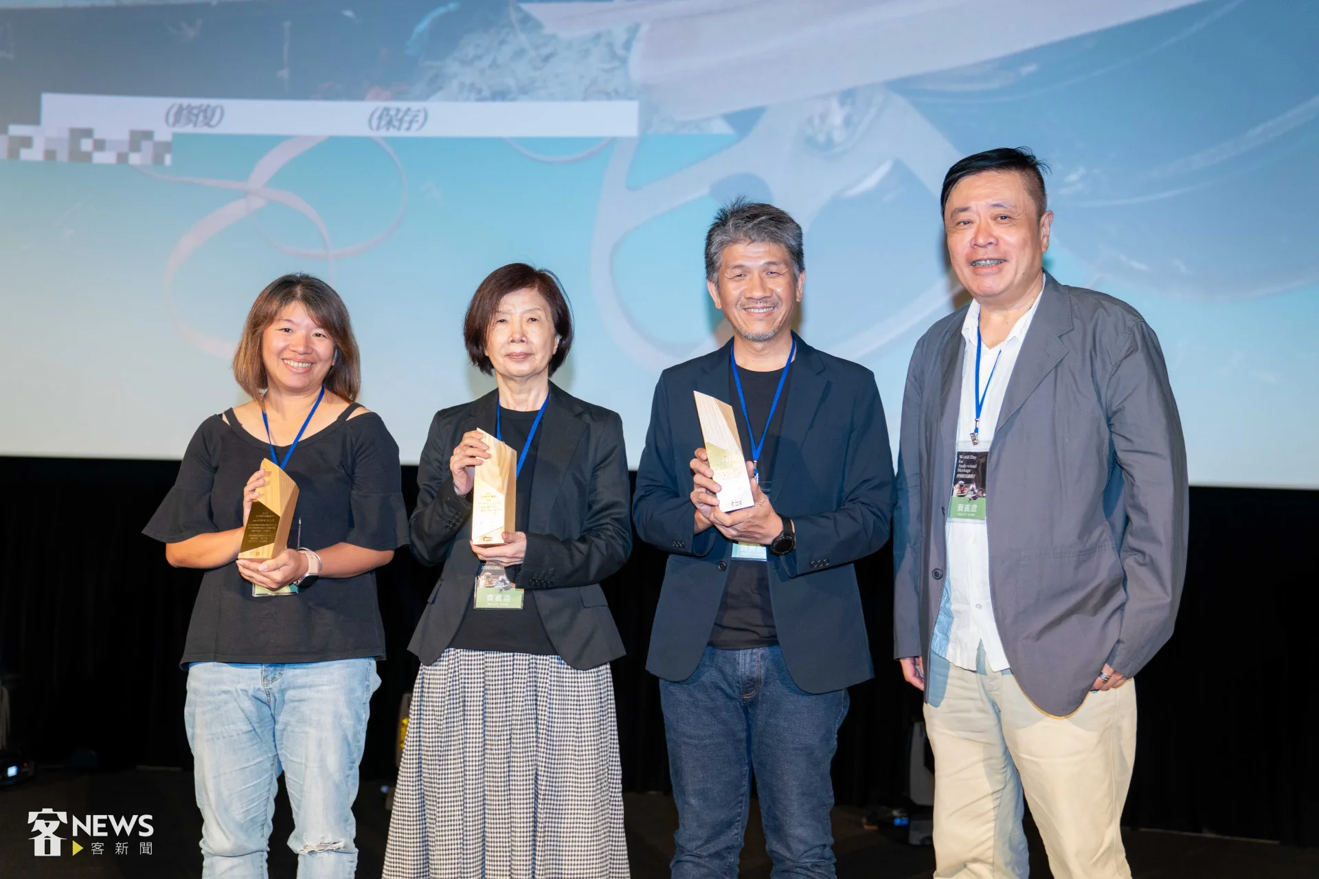 國影中心頒發感謝獎座,感謝來自各界的影視聽文物捐贈者與合作單位。左起鼎鋒有限公司董事長王美茜、久歌映像製作人蔡秀女、客傳會總經理莊勝鴻、影視聽中心董事高文宏。李台源攝