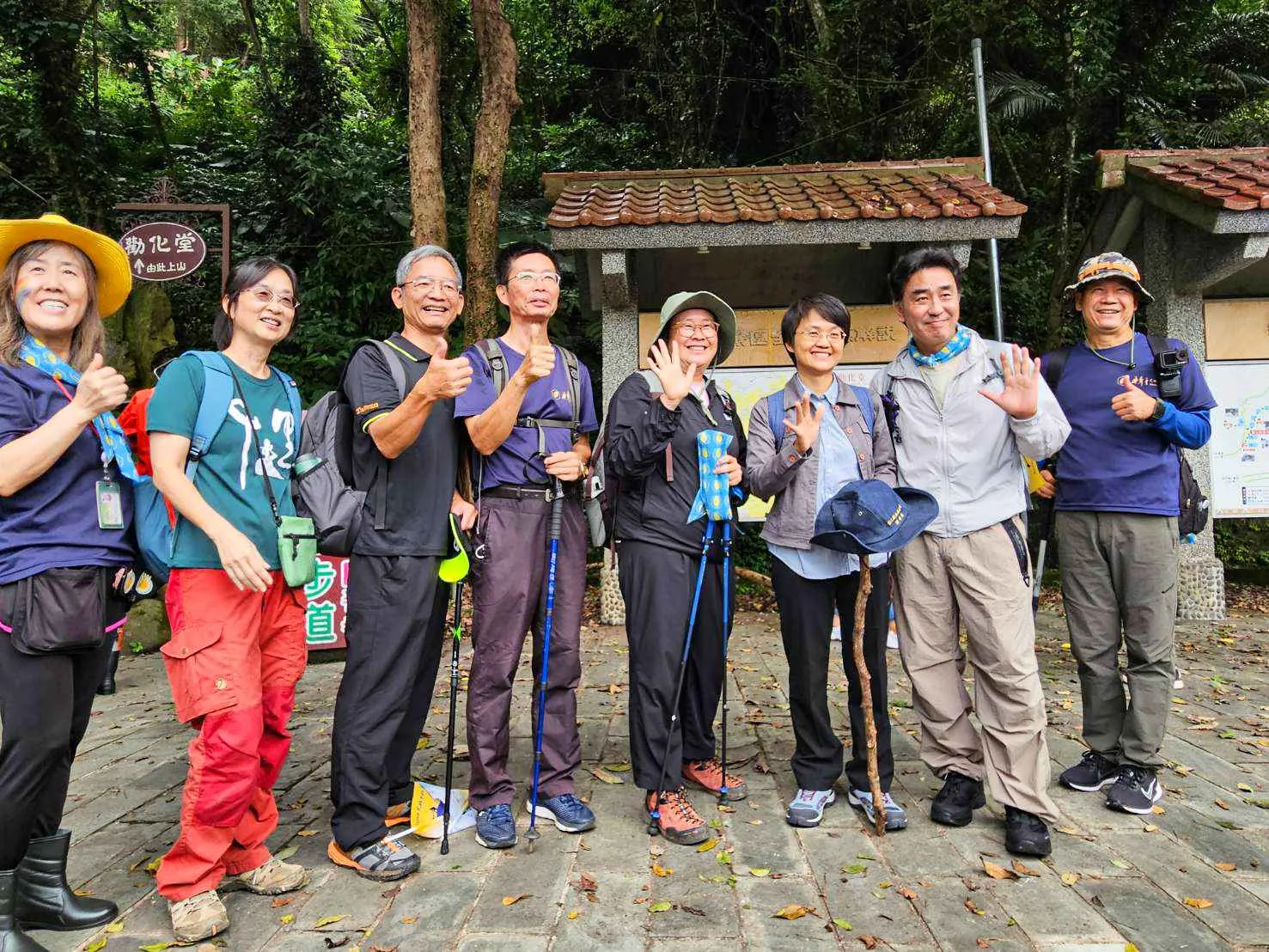 韓星柳承龍（右2）驚喜現蹤徒步嘉年華，與客委會主委古秀妃（右三）、千里步道協會執行長周聖心（左二）及韓國濟州偶來基金會代表安殷周（右四）等人合影。客家委員會提供